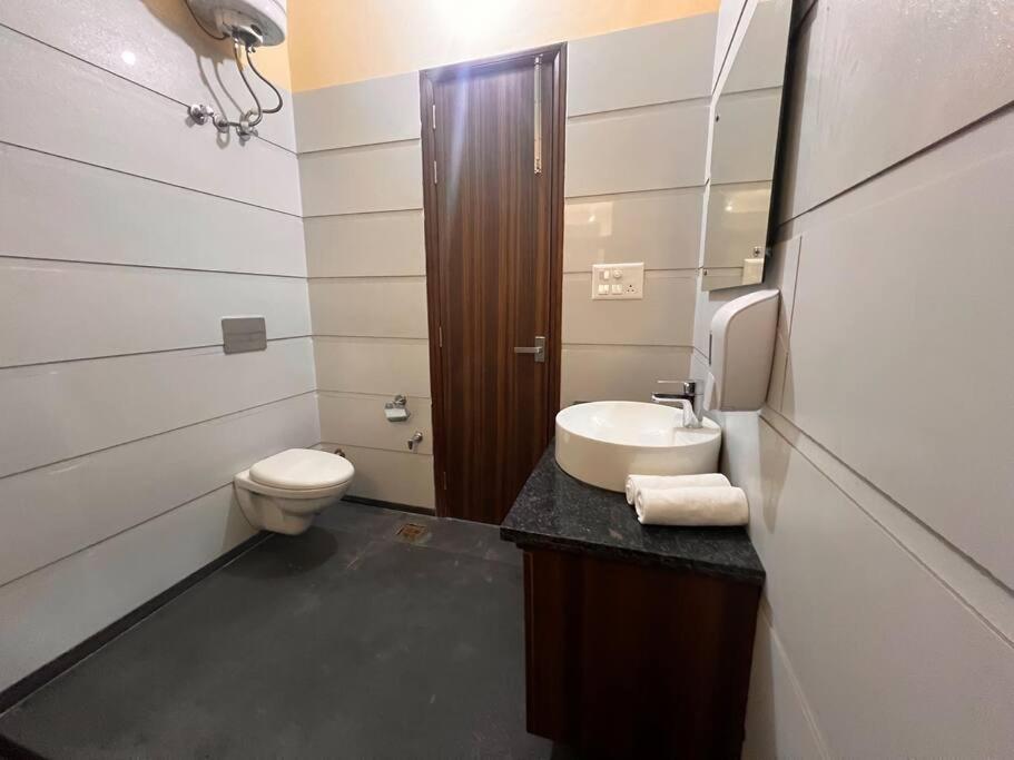 5Bhk Home Away From Home At Ranjit Avenue أمريتسار المظهر الخارجي الصورة