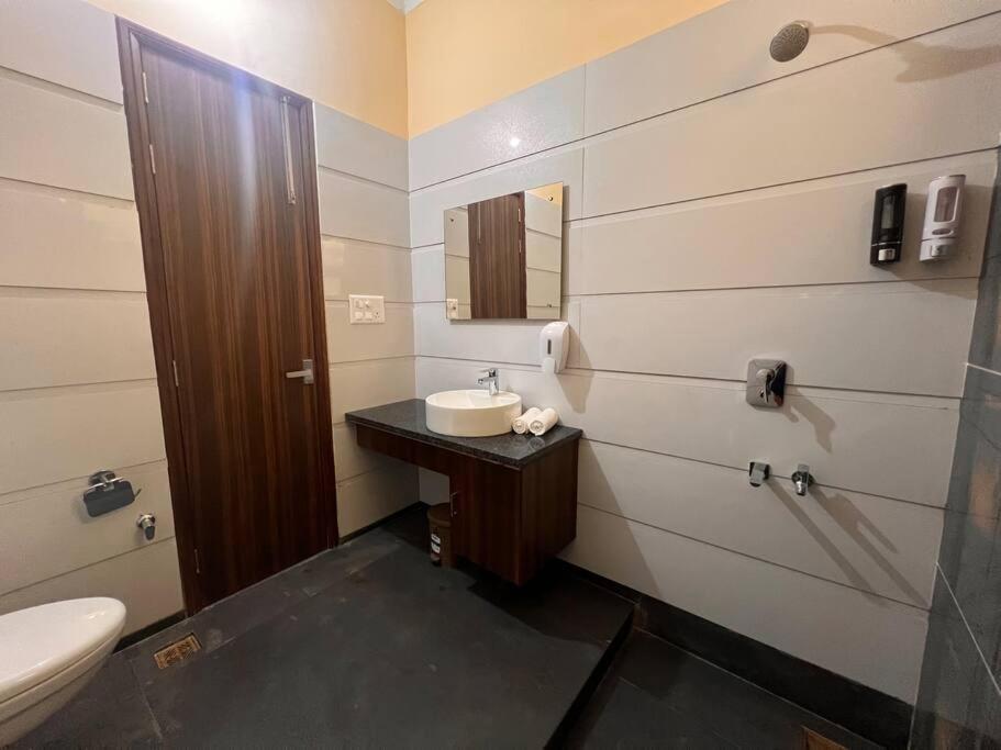 5Bhk Home Away From Home At Ranjit Avenue أمريتسار المظهر الخارجي الصورة